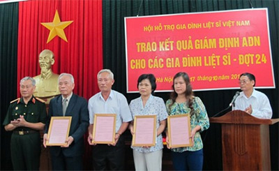 Trao kết quả giám định ADN cho 4 gia đình liệt sĩ