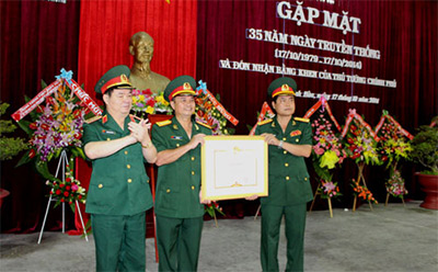 Trường Trung cấp Kỹ thuật miền Trung đón nhận Bằng khen của Thủ tướng Chính phủ