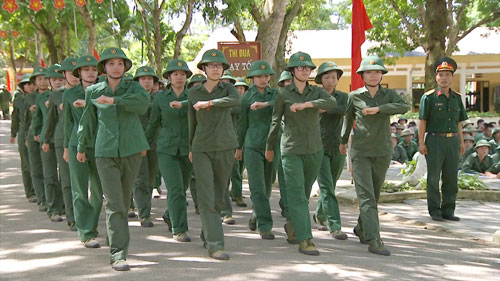 Nhân viên Viettel tập làm bộ đội