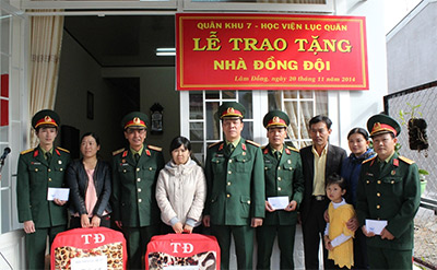 Học viện Lục quân và Quân khu 7 tổ chức bàn giao “Nhà đồng đội”
