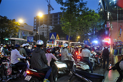 Cố chen lấn càng thêm tắc đường