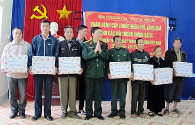 Bệnh viện Quân y 354 khám, chữa bệnh, cấp thuốc miễn phí tại Điện Biên
