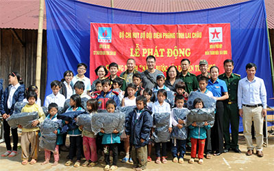 Bộ đội quân hàm xanh “Nâng bước em đến trường”