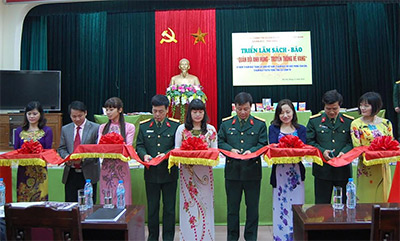 Triển lãm sách báo “Quân đội anh hùng, truyền thống vẻ vang”