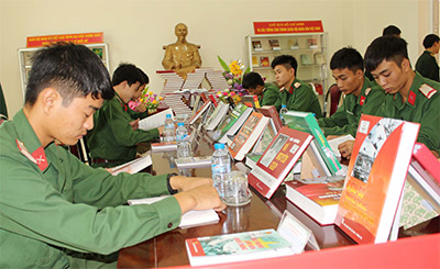Trưng bày sách “Quân đội anh hùng-truyền thống vẻ vang”