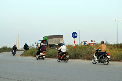 Báo động nguy cơ tai nạn giao thông tại ngã rẽ cầu Thanh Trì