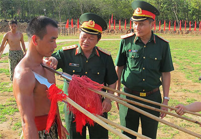 Thượng tướng Đỗ Bá Tỵ kiểm tra kết quả huấn luyện tại Binh chủng Đặc công