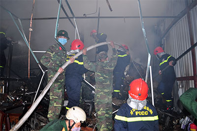 Cháy lớn tại cơ sở len sợi Hà Đông (Hà Nội)