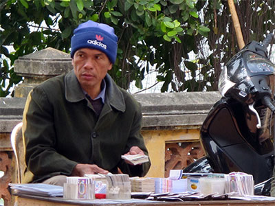 Bất chấp lệnh cấm vẫn đổi tiền lẻ