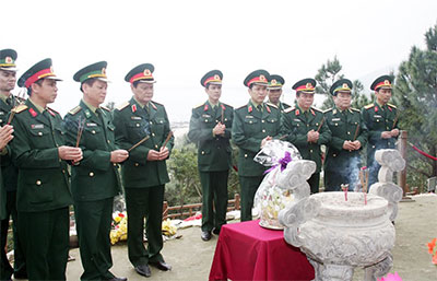 Thượng tướng Nguyễn Thành Cung dâng hoa, dâng hương tại khu mộ Đại tướng Võ Nguyên Giáp