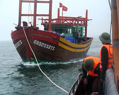Hải đội 2 BĐBP Quảng Bình: Cứu tàu gặp nạn cùng 8 ngư dân 