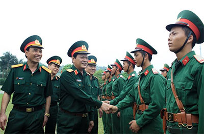 Thượng tướng Nguyễn Thành Cung kiểm tra lực lượng diễu binh tại QK2