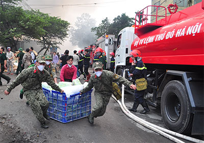 Vụ cháy tại kho hàng của Công ty Diana: Lực lượng vũ trang vào cuộc kịp thời, hiệu quả