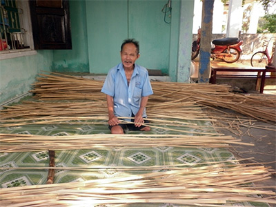 Cụ già cụt hai chân có nghề 