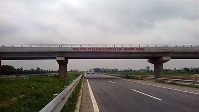 Anh hùng trong chiến đấu, điển hình trong xây dựng kinh tế