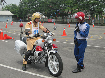 Cảnh sát giao thông học lái xe an toàn
