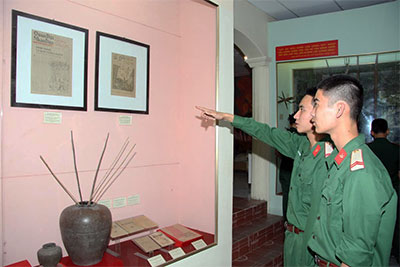 Tham quan triển lãm 60 năm Chiến thắng Điện Biên Phủ