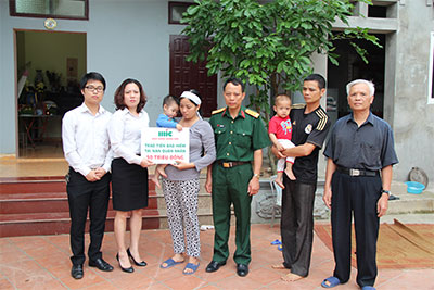 Trao 100 triệu đồng bảo hiểm cho thân nhân hai quân nhân hy sinh khi làm nhiệm vụ
