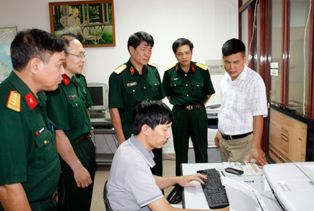 Ban chỉ đạo 50 Bộ Quốc phòng khảo sát tại Báo Quân đội nhân dân