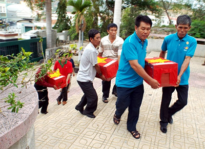 Đón 14 liệt sĩ quân tình nguyện về an táng tại quê nhà