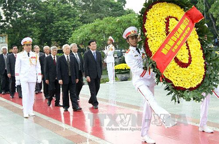 Lãnh đạo Đảng, Nhà nước tưởng niệm các Anh hùng liệt sĩ và vào Lăng viếng Chủ tịch Hồ Chí Minh