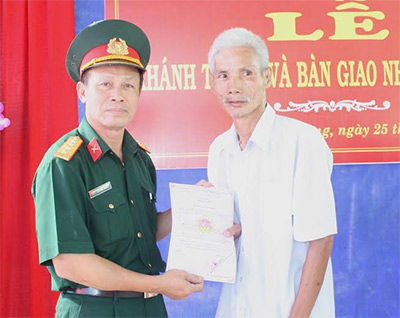 Bộ CHQS tỉnh Thừa Thiên- Huế: Bàn giao nhà tình nghĩa cho Thương binh Phan Dân