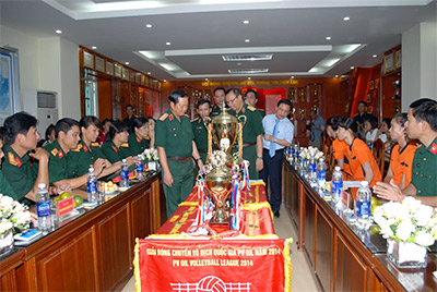 Thượng tướng Đỗ Bá Tỵ thăm Đội bóng chuyền nữ BTL Thông tin liên lạc