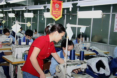 Nữ tổ trưởng đo may tích cực làm theo gương Bác