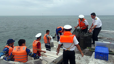 Hoàn tất việc chuyển hàng Tết cho đảo Đá Đông