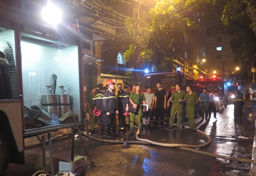 Khống chế hoàn toàn đám cháy tại khu tập thể số 8 Trần Quốc Toản (Hà Nội)