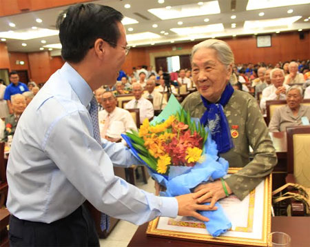 Đảng bộ  TP Hồ Chí Minh: Trao Huy hiệu Đảng cho 146 đảng viên