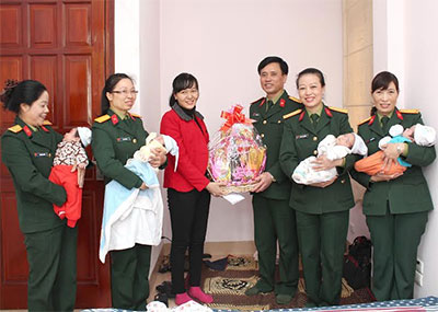 Tặng quà gia đình quân nhân sinh bốn