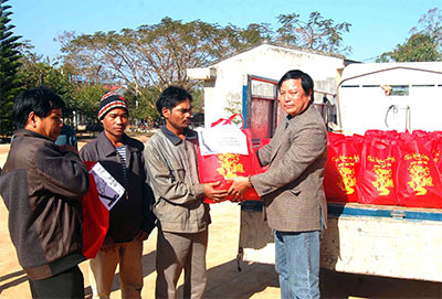 Đem Tết đến với bà con vùng biên