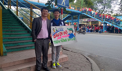 Tình nguyện viên giúp người đi bộ qua đường an toàn