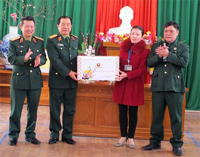 Thượng tướng Mai Quang Phấn chúc Tết tại Quân khu 4