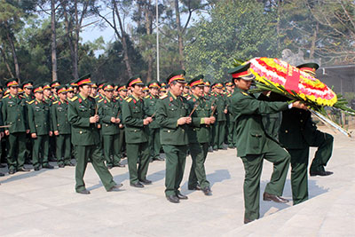 Đầu Xuân thăm viếng nghĩa trang liệt sĩ