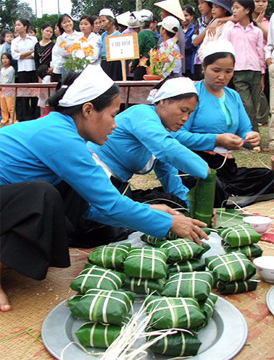 Phụ nữ Việt Nam tự hào đi cùng đất nước
