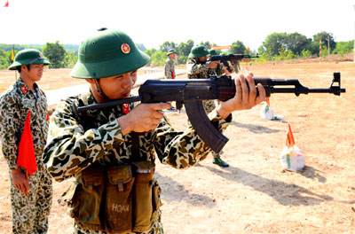 Chiến sĩ “luồn sâu đánh hiểm” luyện tập