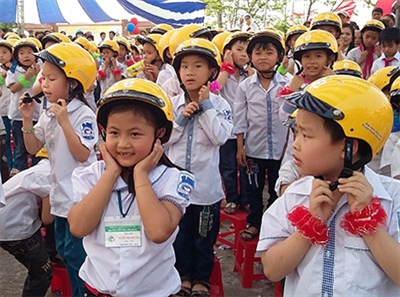 Chớ “quên” đội mũ bảo hiểm cho trẻ nhỏ