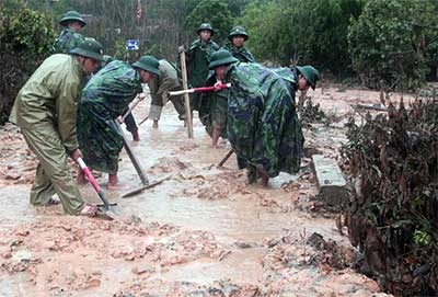 Vượt bùn vào... Bản Sen