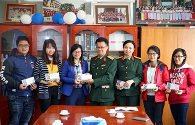 Hơn 700 phiếu tặng kính mắt được bàn giao cho các em học sinh, sinh viên