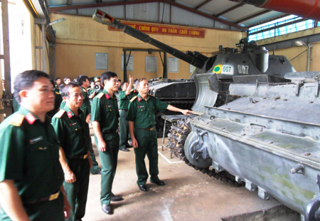 Bảo đảm đầy đủ, kịp thời, đồng bộ vũ khí, trang bị kỹ thuật 