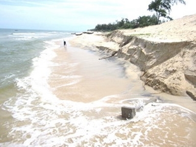 Hơn 30km bờ biển ở Thừa Thiên-Huế bị sạt lở nặng