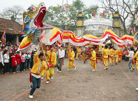 Rộn ràng lễ hội làng Chuông