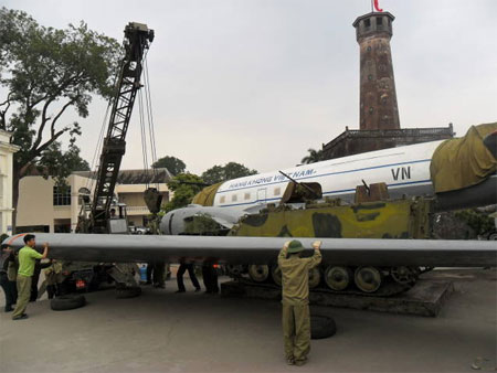 Bàn giao máy bay IL-14 cho Bảo tàng Lịch sử Quân sự Việt Nam