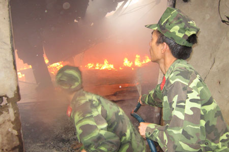 Gần 200 cán bộ, chiến sĩ sư đoàn Bộ binh 301 kịp thời giúp dân chữa cháy