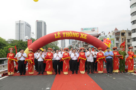Hà Nội: thông xe 2 cầu vượt đầu tiên