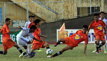 VCK U17 quốc gia báo Bóng đá-Cúp Thái Sơn Nam 2012: Đương kim vô địch thua trận