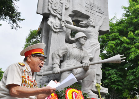 Dâng hương, hoa tưởng nhớ các anh hùng cảm tử quân cho Thủ đô