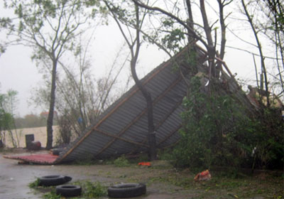 Bão số 10 đã làm 3 người chết, 35 người bị thương, hàng chục nghìn ngôi nhà đổ sập, tốc mái